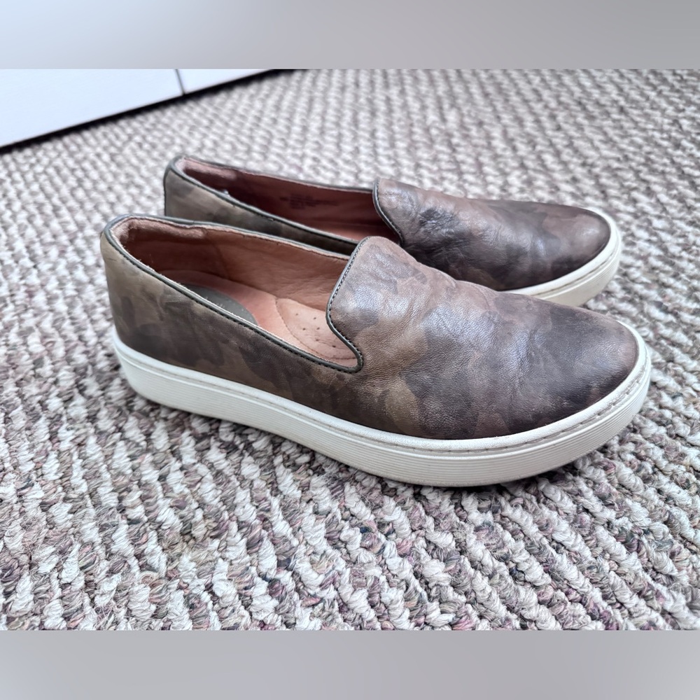 Sofft camo slide on’s